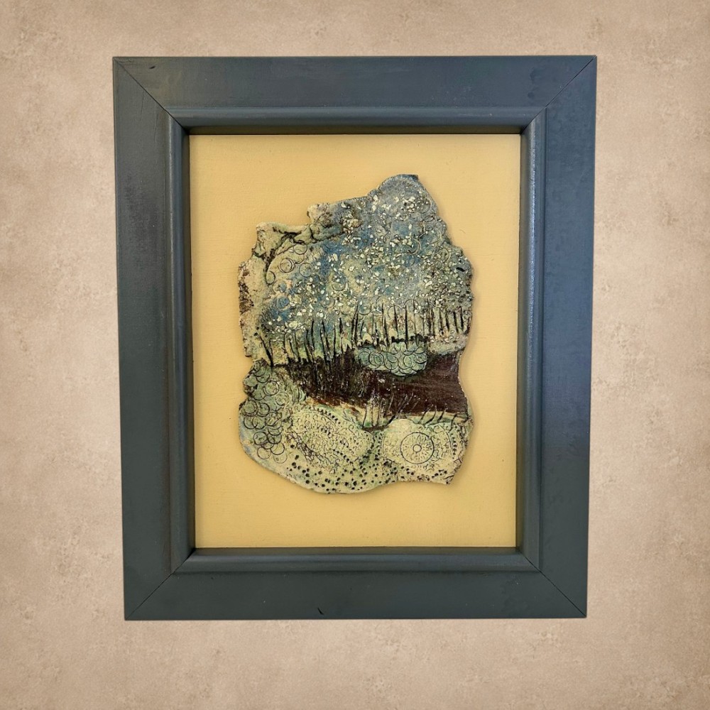 Crevice wall hanging exhibit